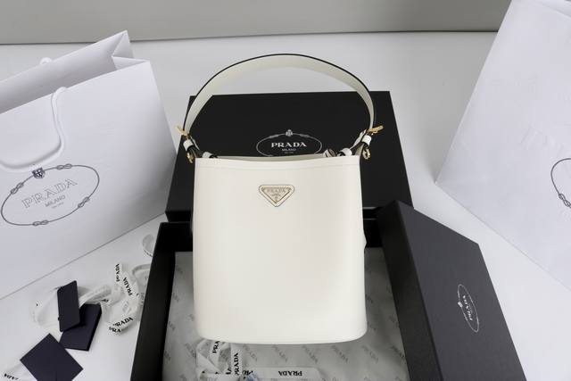 跑量价 简介： 这款实用而精致的手袋选用柔软光泽的皮革打造，时髦摩登，风格百搭。呈现线条简洁的廓形，巧妙融合多种元素，呈现出独特而时尚的美学风格。皮革手提柄，垂