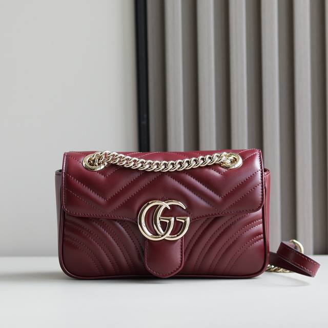 新款安可拉Marmont散发出奢华优雅气息啦~她们就像葡萄酒般醇厚~散发出难以抗拒的高贵气质 再点缀上金色的双G标志彰显出满满的奢华质感