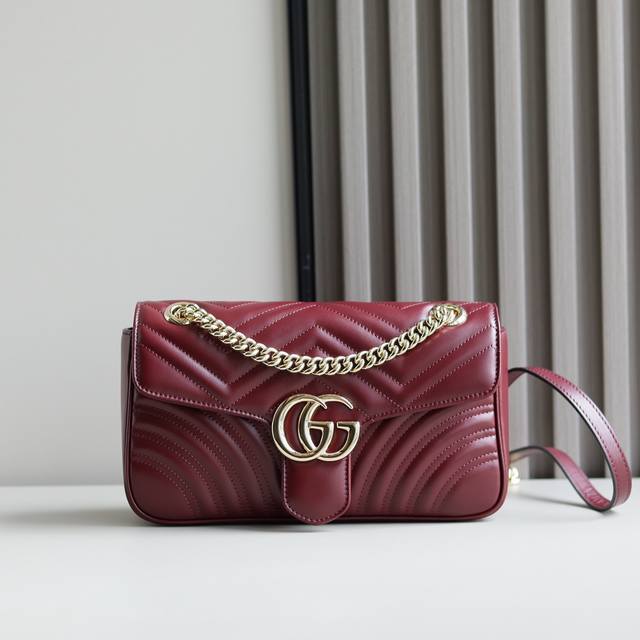 新款安可拉Marmont散发出奢华优雅气息啦~她们就像葡萄酒般醇厚~散发出难以抗拒的高贵气质 再点缀上金色的双G标志彰显出满满的奢华质感 新款安可拉Marmont散发出奢华优雅气息啦~她们就像葡萄酒般醇厚~散发出难以抗拒的高贵气质 再点缀上金色的双G标志彰显出满满的奢华质感