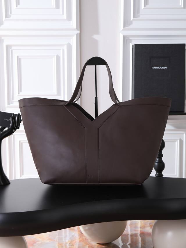 咖啡牛皮 24Ss 新款购物袋 艺术与个性的独特融合，Y家总是眼光独到，深得时尚顶流的心，Y字牛皮的设计让人眼前一亮，给人一种随性慵懒、充满个性的感觉。超大容量