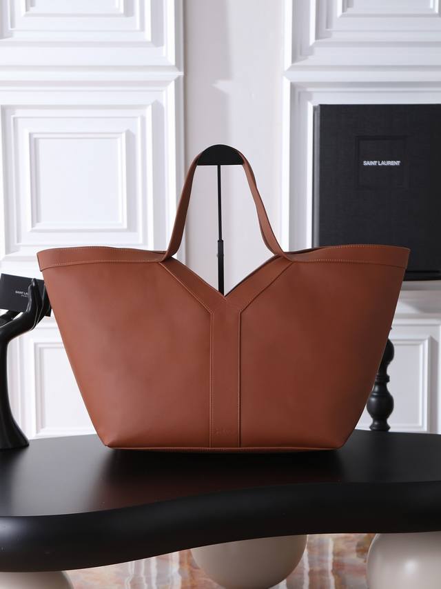 土黄牛皮 24Ss 新款购物袋 艺术与个性的独特融合，Y家总是眼光独到，深得时尚顶流的心，Y字牛皮的设计让人眼前一亮，给人一种随性慵懒、充满个性的感觉。超大容量