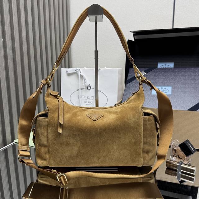 顶级原单 新款探索包 磨砂皮1Bc264麂皮这款探索包采用进口尼龙面料和小牛皮，具有柔软的轮廓和多个口袋。轻质实用的Re-Nylon强调了设计的多功能风格，而皮