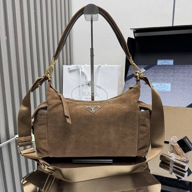 顶级原单 新款探索包 磨砂皮1Bc264麂皮这款探索包采用进口尼龙面料和小牛皮，具有柔软的轮廓和多个口袋。轻质实用的Re-Nylon强调了设计的多功能风格，而皮