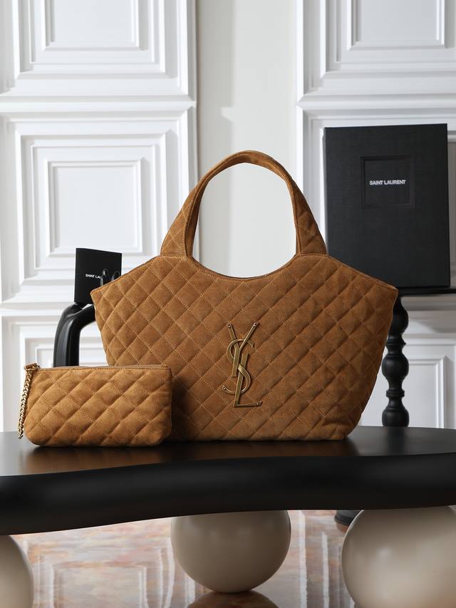 麂皮款 全新小号Icare购物袋上线，标志性Icare手袋以百搭托特包尺寸呈现。手袋展现现代魅力，演绎多种佩戴方式。比起大号更显精致小巧，日常出门或通勤背都超合