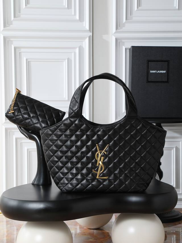 小号Icare上线 标志性Icare手袋以百搭托特包尺寸呈现。手袋展现现代魅力，演绎多种佩戴方式。 比起大号更显精致小巧，日常出门或通勤背都超合适~顶级纳帕羊皮