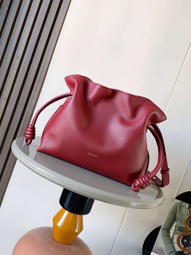 新版梦福袋30Cm新款纳帕牛皮革Flamenco手拿包福袋采用拉绳收紧，并打上标志性的盘绕结这个版本采用纳帕牛皮革制成不得不说，这个品牌将皮质的柔软和实用主义都