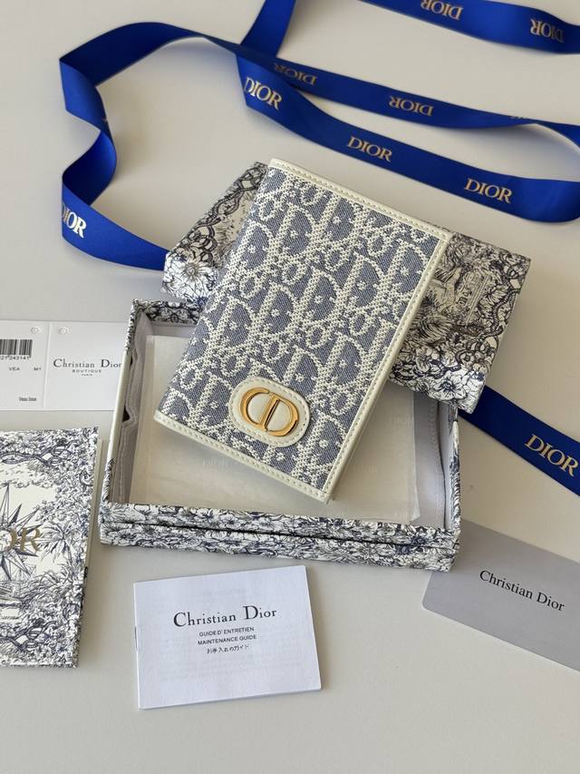 护照夹 这款护照套实用而高雅。采用米色和黑色 Oblique 印花面料精心制作,正面饰以 Dior 标志,内部为黑色光滑牛皮革材质。设有两个票据隔层,一个登机牌 护照夹 这款护照套实用而高雅。采用米色和黑色 Oblique 印花面料精心制作,正面饰以 Dior 标志,内部为黑色光滑牛皮革材质。设有两个票据隔层,一个登机牌