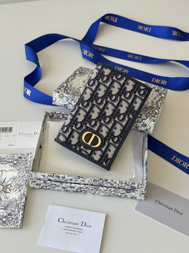 护照夹 这款护照套实用而高雅。采用米色和黑色 Oblique 印花面料精心制作,正面饰以 Dior 标志,内部为黑色光滑牛皮革材质。设有两个票据隔层,一个登机牌 护照夹 这款护照套实用而高雅。采用米色和黑色 Oblique 印花面料精心制作,正面饰以 Dior 标志,内部为黑色光滑牛皮革材质。设有两个票据隔层,一个登机牌