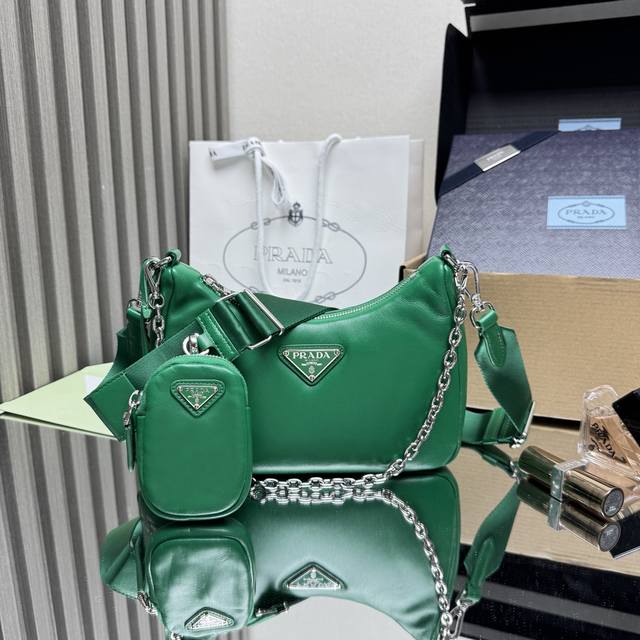 顶级原单 小羊皮三合一1Bh204这款三合一加衬单肩包取材软羊革打造，塑就简约廓形，赋予柔和触感。同色三角形环绕撞色刻字徽标，营造纹理感立体对比效果，彰显设计格