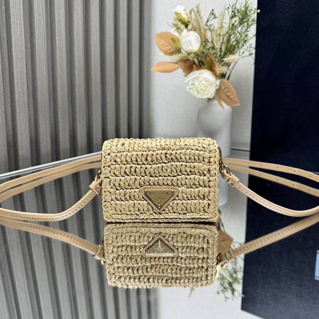 顶级原单 24新品Mini“编织包”1Mr024夏天必备，正面三角搪瓷徽标 小小容量可单独斜挎也可以作为“附属包”搭配美绝啦！集美们赶紧来 Size：11.5*