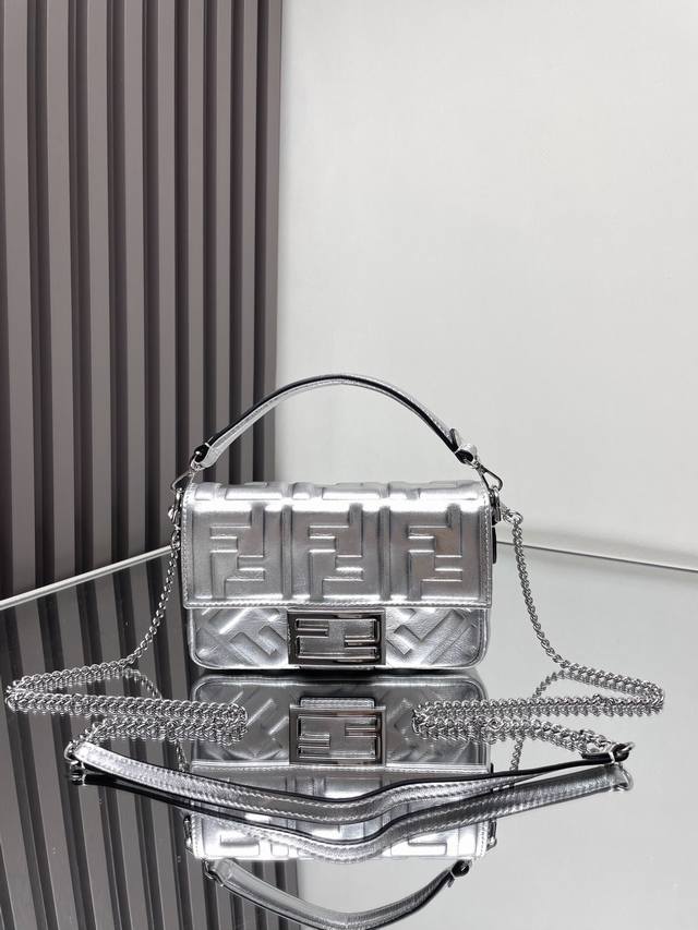 Fend Baguette 小号斜挎包 采用进口三维纹理羔羊皮材质 全幅Ff图案 金色复古金属件 采用翻盖设计 配有Ff磁扣开合 配有一条可调节可拆卸链带和皮手