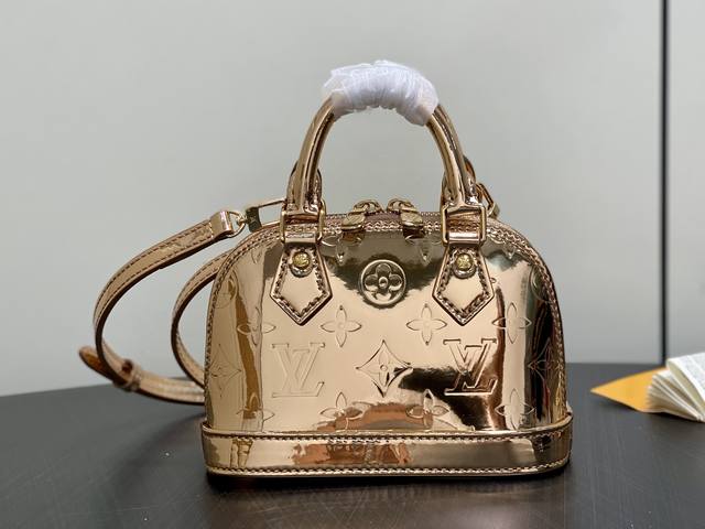 出厂价p 顶级原单 M27037金色镜面 漆皮迷你贝壳包 本款 Alma Nano 手袋 以本季科技细节彰显 Lv Ski 系列风范。Monogram Miro 出厂价p 顶级原单 M27037金色镜面 漆皮迷你贝壳包 本款 Alma Nano 手袋 以本季科技细节彰显 Lv Ski 系列风范。Monogram Miro