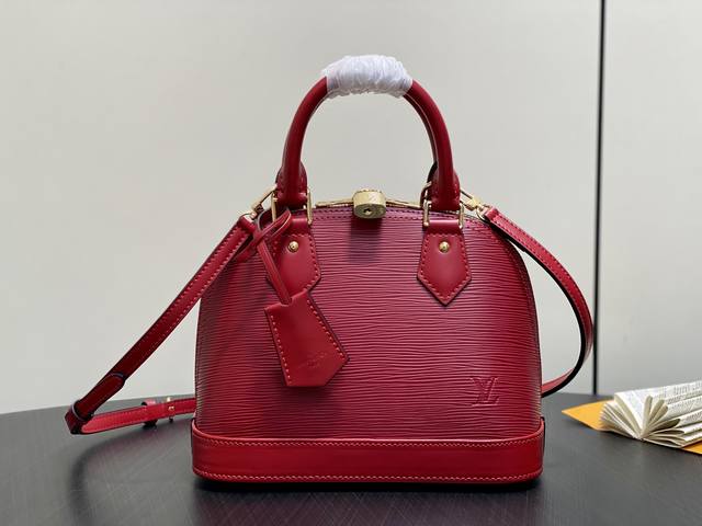 出厂价p 顶级原单 M25562酒红 水波纹贝壳包 Alma Bb 手袋 借鉴1934年的原始设计，这个永恒的Alma Bb版本属于返校系列。它由颗粒状Epi皮