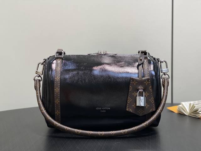 出厂价p 顶级原单 M27920黑色漆皮 全皮Speedy枕头包 Express 小号手袋 这款经典 Express 小号手袋展现了品牌的 Monogram S