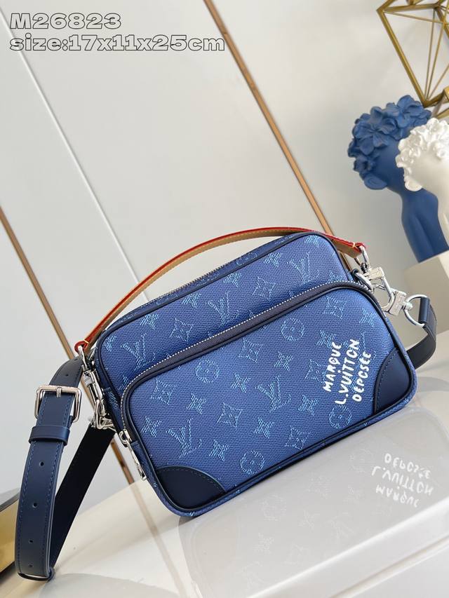 出厂价p 顶级原单 M26823 本款 Nil 斜挎包以 Monogram Heritage 帆布塑就复古构型，搭配主隔层、内贴袋与拉链前袋。顶部皮革手柄与肩带