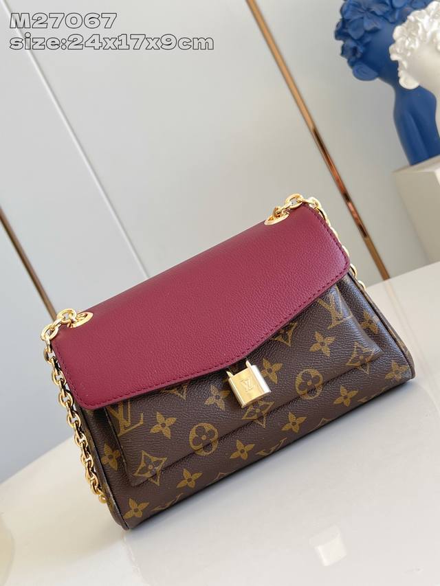 出厂价p 顶级原单 M27067紫红 这款Saint Germain Bb的设计灵感源自巴黎优雅而富有艺术气息的街区，是一款精致的款式，适合白天和晚上的外观。这