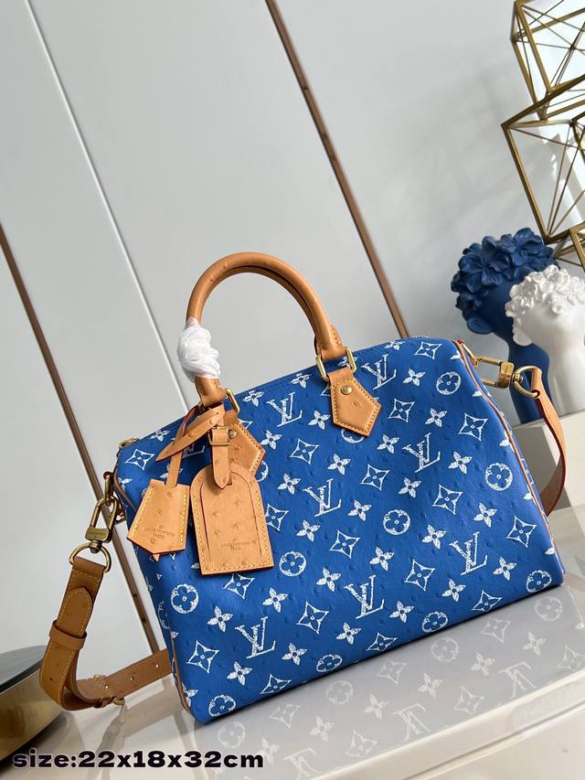 出厂价p 顶级原单 蓝色鸵鸟纹 本款 Speedy p10 BandoulièRe 30 Monogram Leather 手袋为柔软粒面牛皮革包裹羊皮革内衬，