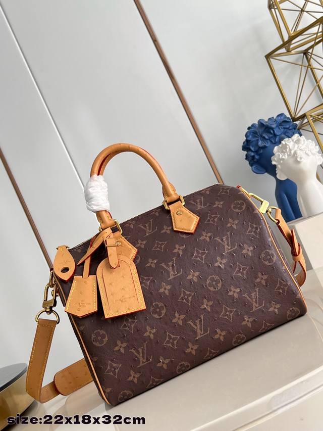 出厂价p 顶级原单 咖啡鸵鸟纹 本款 Speedy p10 BandoulièRe 30 Monogram Leather 手袋为柔软粒面牛皮革包裹羊皮革内衬，