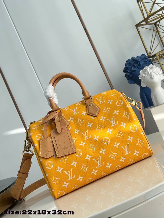 出厂价p 顶级原单 黄色鸵鸟纹 本款 Speedy p10 BandoulièRe 30 Monogram Leather 手袋为柔软粒面牛皮革包裹羊皮革内衬，