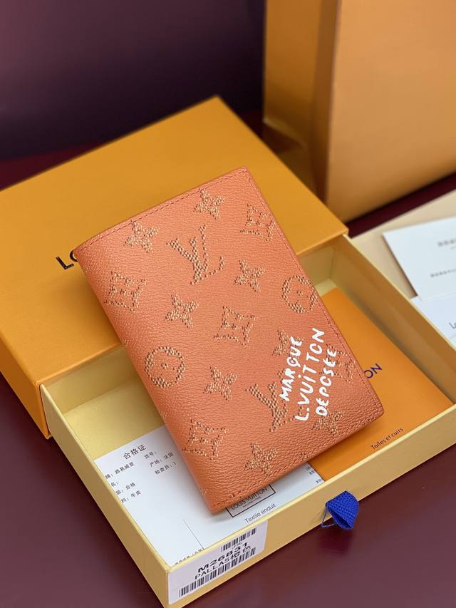 出厂价p M26831 橙色！护照套！本款护照套援引品牌复古 Damier 图案，为缤纷 Monogram Heritage 涂层帆布点缀 pharrell W