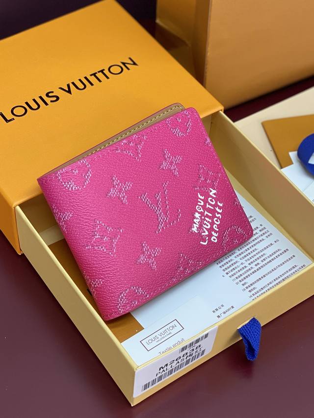 出厂价p M26838 丝印枚红！Slender 钱夹！本款 Slender 钱夹取材色彩鲜明的 Monogram Heritage 涂层帆布，并于正面点缀 M