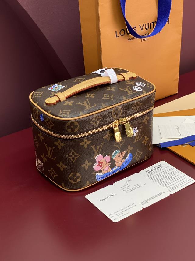 出厂价p M26647 本款 Nice 迷你化妆包以 Monogram 帆布勾勒圆润的箱型轮廓，皮革手柄与双拉链开合再添功能考量。灵动印花描绘品牌吉祥物 Viv