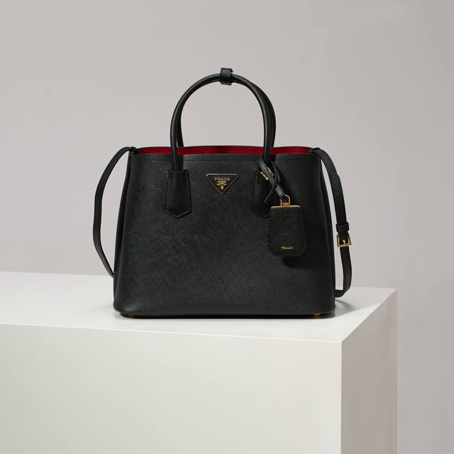 特级原厂 经典款1Bg775黑色 红内里羊皮 大号33Cm到货全面升级，采用进口粗十字纹牛＋内配撞色小牛皮，顶级拉丝五金，配色手挽，永不过时的购物袋时尚又大方尺