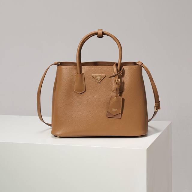 特级原厂 经典款1Bg775焦糖 焦糖内里羊皮 大号33Cm到货全面升级，采用进口粗十字纹牛＋内配撞色小牛皮，顶级拉丝五金，配色手挽，永不过时的购物袋时尚又大方