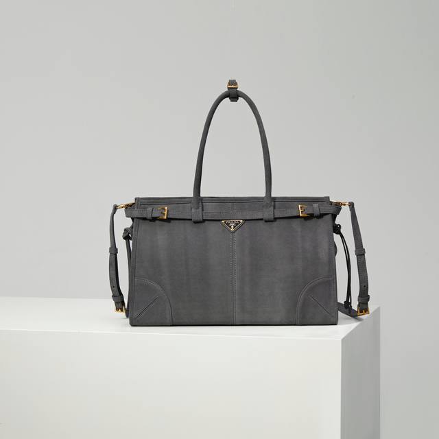 特级原厂 Lussolf绒皮1Ba433 灰色 磨砂棕 中号 这款手提斜挎包采用进口绒皮 磨砂皮 ，经典的色泽散发出古典气息，配有一条可拆卸调节的长肩带，方便不