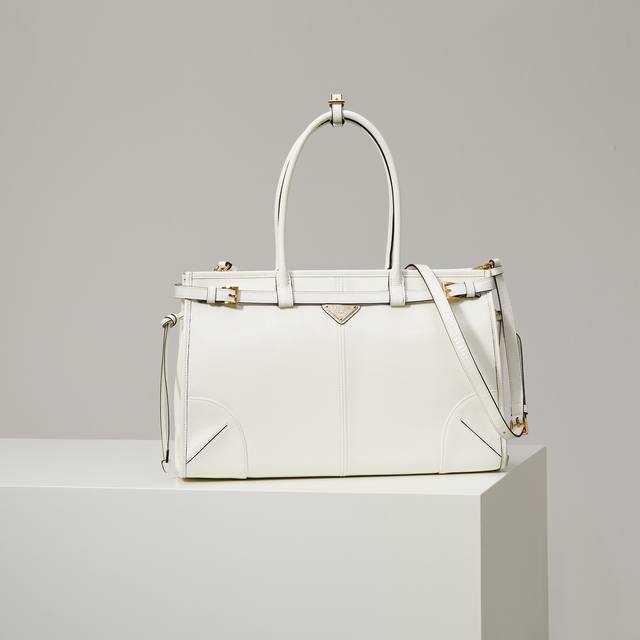 特级原厂 Lussolf油腊皮1Ba433 白色 原厂油蜡皮 大号 这款手提斜挎包采用进口油腊皮，油亮的色泽散发出古典气息，配有一条可拆卸调节的长肩带，方便不同