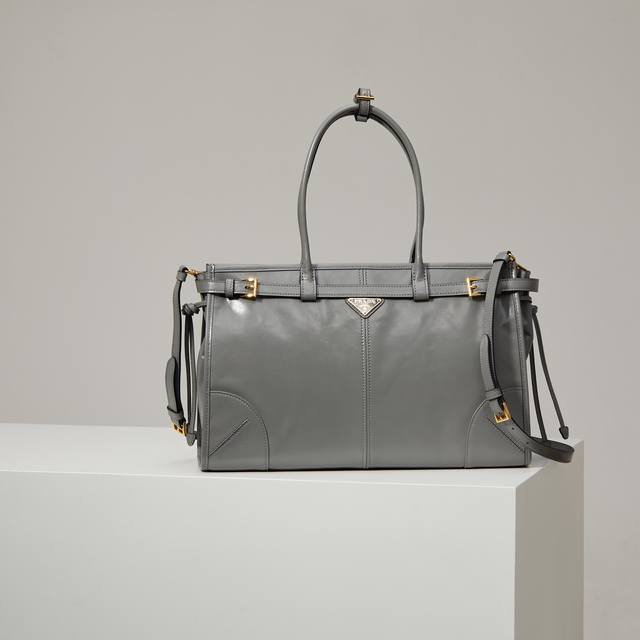 特级原厂 Lussolf油腊皮1Ba433 灰色 原厂油蜡皮 大号 这款手提斜挎包采用进口油腊皮，油亮的色泽散发出古典气息，配有一条可拆卸调节的长肩带，方便不同