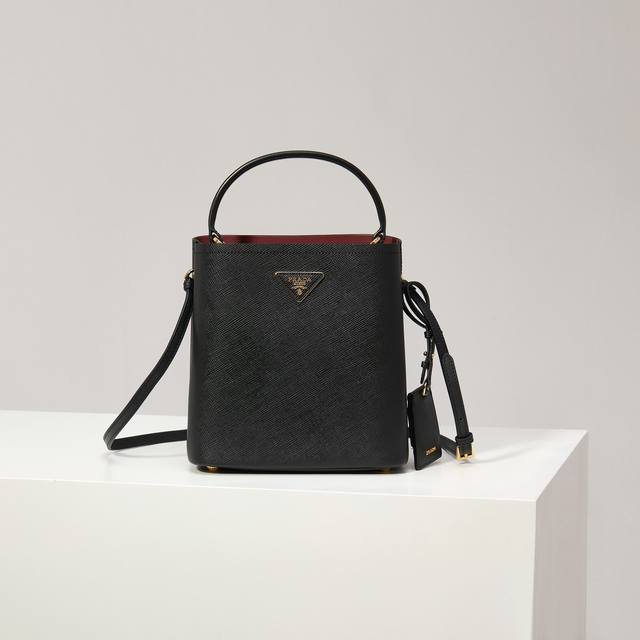 特级原厂 最新爆款1Ba212黑色 红内里羊皮 水桶包 新吊牌款 Saffiano皮革材质 皮革提手 可拆可调式皮革肩带 带金属徽标的可拆卸皮革姓名标牌 皮革包