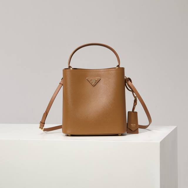 特级原厂 最新爆款1Ba212焦糖 焦糖内里羊皮 水桶包 新吊牌款 Saffiano皮革材质 皮革提手 可拆可调式皮革肩带 带金属徽标的可拆卸皮革姓名标牌 皮革