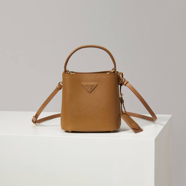 特级原厂 独家首发1Ba217 焦糖 焦糖内里羊皮 迷你号新色原单货采用进口Saffiano皮革材质 ，可拆卸肩带、皮革铭牌和金属徽标相得益彰。皮革包覆式磁扣扣