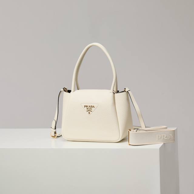 特级原厂 专柜新款小号单肩包1Bc145金扣 白色 双肩带 到货这款包袋采用纹理皮革制成，以反向缝线勾勒出包身柔软、圆润的造型，彰显现代而精致的风格。易于手提或