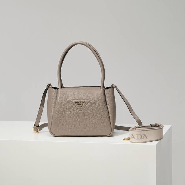 特级原厂 专柜新款小号单肩包1Bc145金扣 灰色 双肩带 到货这款包袋采用纹理皮革制成，以反向缝线勾勒出包身柔软、圆润的造型，彰显现代而精致的风格。易于手提或