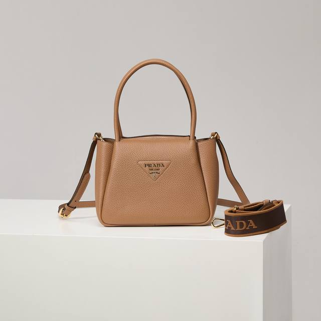 特级原厂 专柜新款小号单肩包1Bc145金扣 焦糖 双肩带 到货这款包袋采用纹理皮革制成，以反向缝线勾勒出包身柔软、圆润的造型，彰显现代而精致的风格。易于手提或