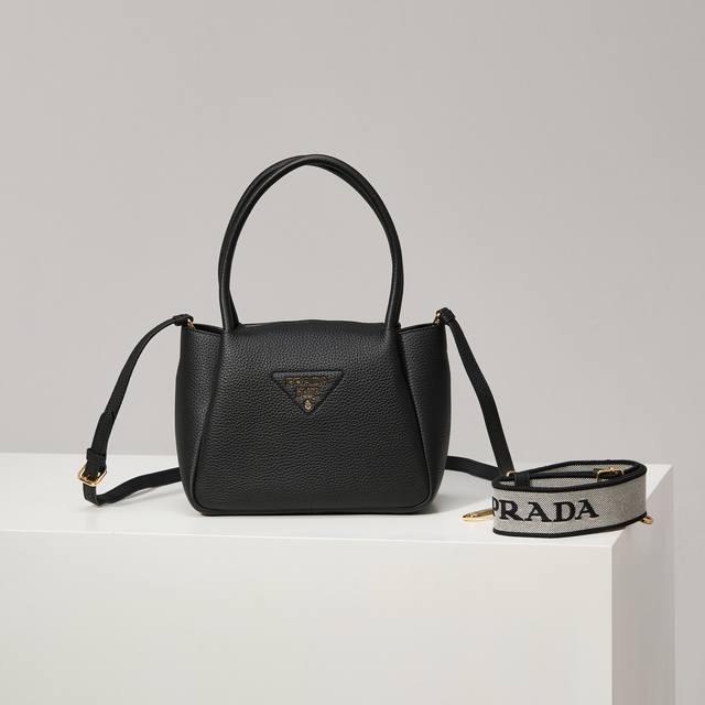 特级原厂 专柜新款小号单肩包1Bc145金扣 黑色 双肩带 到货这款包袋采用纹理皮革制成，以反向缝线勾勒出包身柔软、圆润的造型，彰显现代而精致的风格。易于手提或