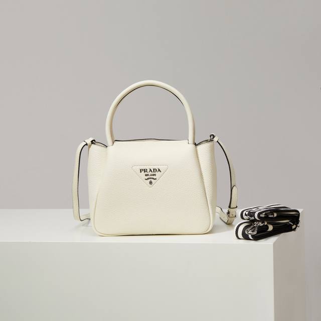 特级原厂 专柜新款小号单肩包1Bc145银扣 白色 双肩带 到货这款包袋采用纹理皮革制成，以反向缝线勾勒出包身柔软、圆润的造型，彰显现代而精致的风格。易于手提或