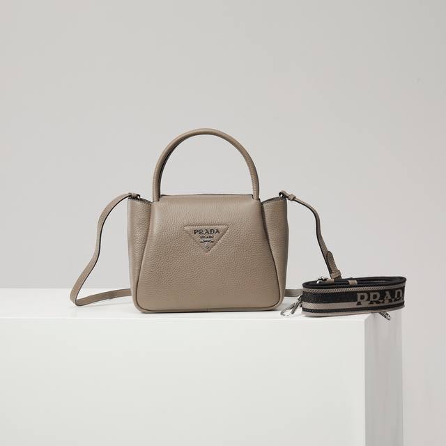 特级原厂 专柜新款小号单肩包1Bc145银扣 灰色 双肩带 到货这款包袋采用纹理皮革制成，以反向缝线勾勒出包身柔软、圆润的造型，彰显现代而精致的风格。易于手提或