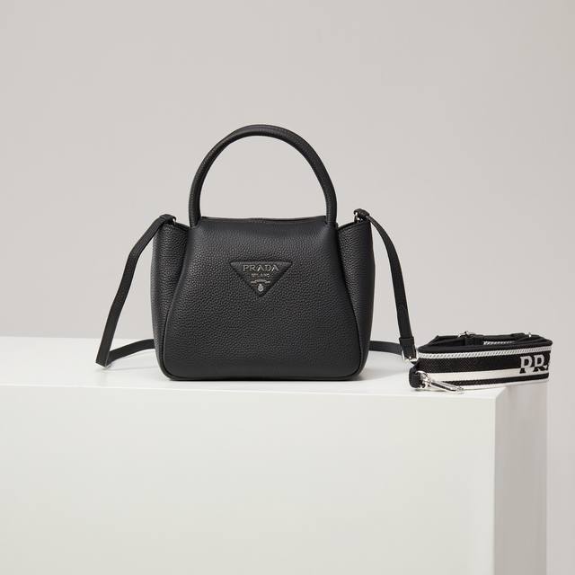 特级原厂 专柜新款小号单肩包1Bc145银扣 黑色 双肩带 到货这款包袋采用纹理皮革制成，以反向缝线勾勒出包身柔软、圆润的造型，彰显现代而精致的风格。易于手提或