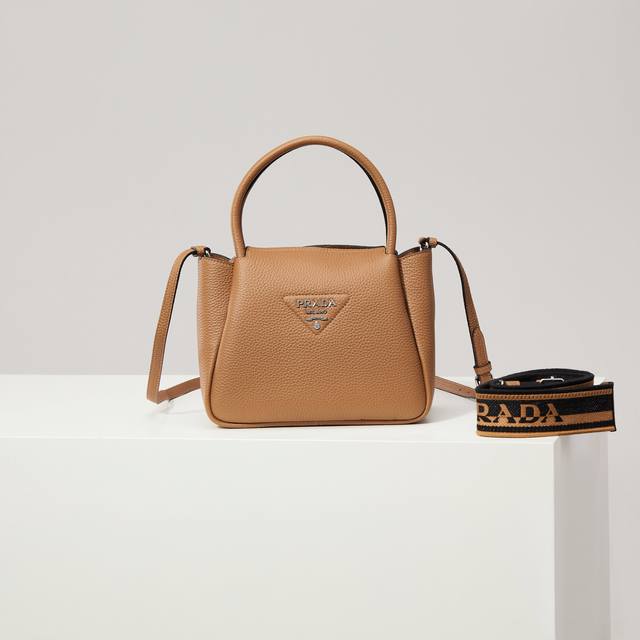 特级原厂 专柜新款小号单肩包1Bc145银扣 焦糖 双肩带 到货这款包袋采用纹理皮革制成，以反向缝线勾勒出包身柔软、圆润的造型，彰显现代而精致的风格。易于手提或