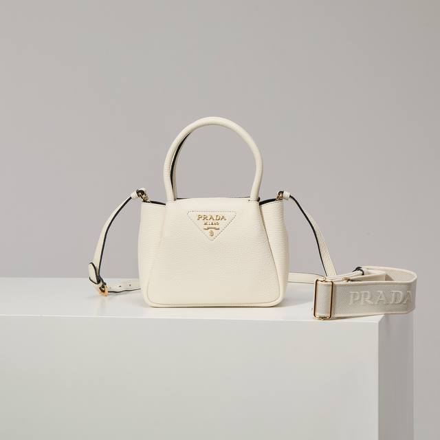 特级原厂 专柜新款迷你单肩包1Ba362 白色 双肩带 到货这款当代精致皮革手袋呈现天然纹理，以反向缝线设计打造柔软圆润的造型。体量小巧，既可手提，又可配上可拆