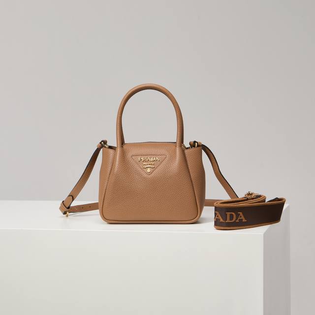 特级原厂 专柜新款迷你单肩包1Ba362 焦糖色 双肩带 到货这款当代精致皮革手袋呈现天然纹理，以反向缝线设计打造柔软圆润的造型。体量小巧，既可手提，又可配上可