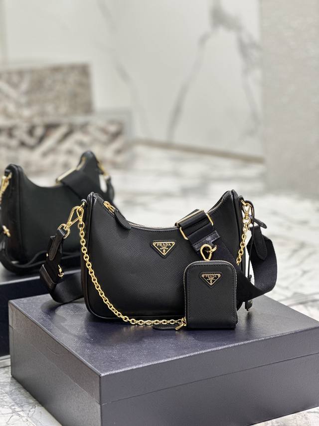 Hobo三合一 全皮 带可拆卸p家 Re-Edition 2005 Saffiano皮革姓名铭牌,配钥匙扣,可拆卸可调式徽标织物肩带 可拆卸拉链式皮质小袋 可拆 Hobo三合一 全皮 带可拆卸p家 Re-Edition 2005 Saffiano皮革姓名铭牌,配钥匙扣,可拆卸可调式徽标织物肩带 可拆卸拉链式皮质小袋 可拆