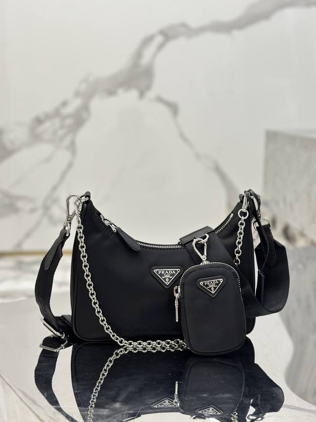 新版本 Hobo三合一 酷Girl出街的王炸单品，更是解锁多种背法！单肩 斜挎 手拎 腋下 腰包随便一刷明星网红博主都能看到的穿搭包，设计简约又百搭，无论什么穿