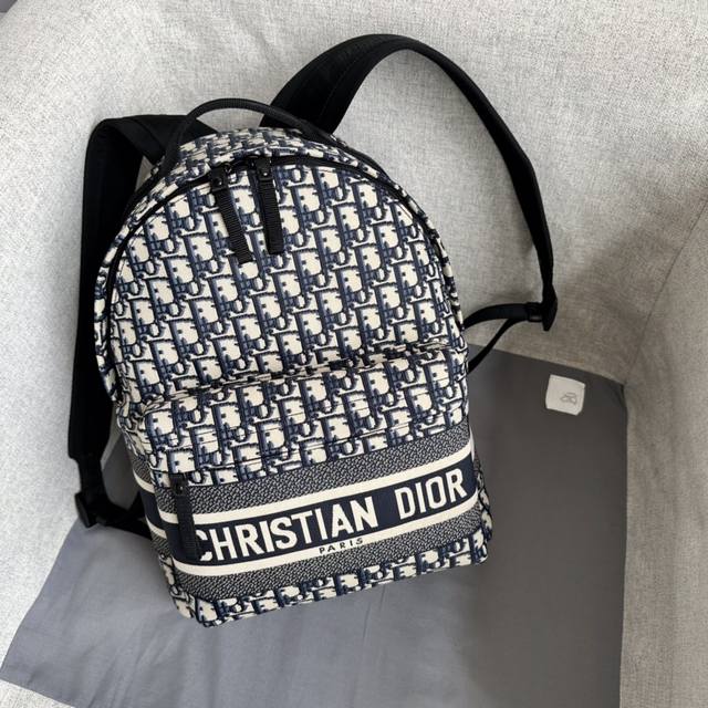 这款双肩背包是本季新品，将高订精神融入实用单品，丰富 Dior Explorer 系列。采用米色和黑色提花面料精心制作，饰以 Oblique 印花和黑色粒面牛皮