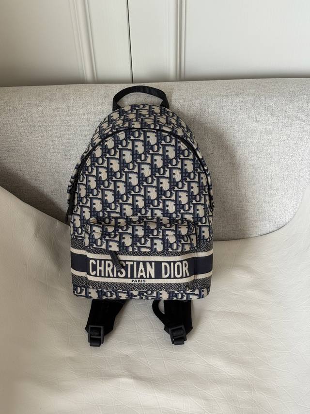 小号 Diortravel 双肩背包蓝色 Oblique 印花科技面料 这款Diortravel 双肩背包精巧实用。采用蓝色科技面料等材质精心制作，饰以Dior