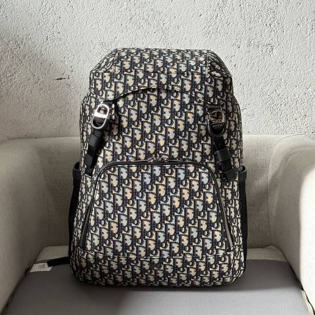 Dior 8 双肩背包 米色和黑色 Oblique 印花搭配翻良 尺寸31-50-18 型号2008 编号:1Eiba187Yky_H27E 这款 Dior8双