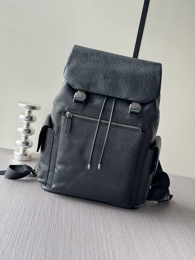 顶级专柜老鼠高端狠货2025最新火爆款普拉达双肩背包大量出货啦,叫嚣专柜货顶级原单货纸上谈兵吹牛皮的咱不会，请让狠货说话。款式可以复制抄袭，材料做工骗不了懂的人